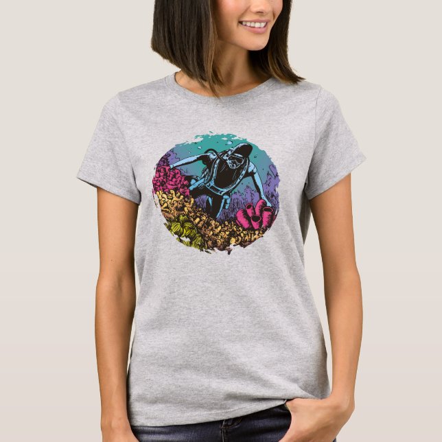 Scuba Diver i Coral Reef T-Shirt (Framsida)