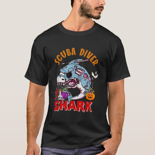 Scuba Diver Shark Halloween Shark Horror Zombie Lo T Shirt (Framsida)