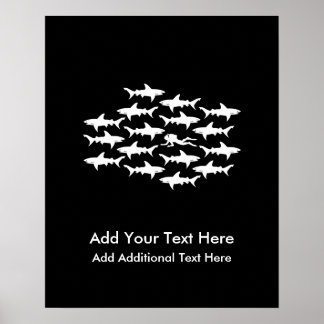 Scuba Diver Swimming med en hajskola Poster