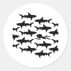 Scuba Diver Swimming med en hajskola Runt Klistermärke