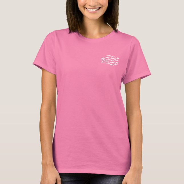 Scuba Diver Swimming med en hajskola Tee (Framsida)
