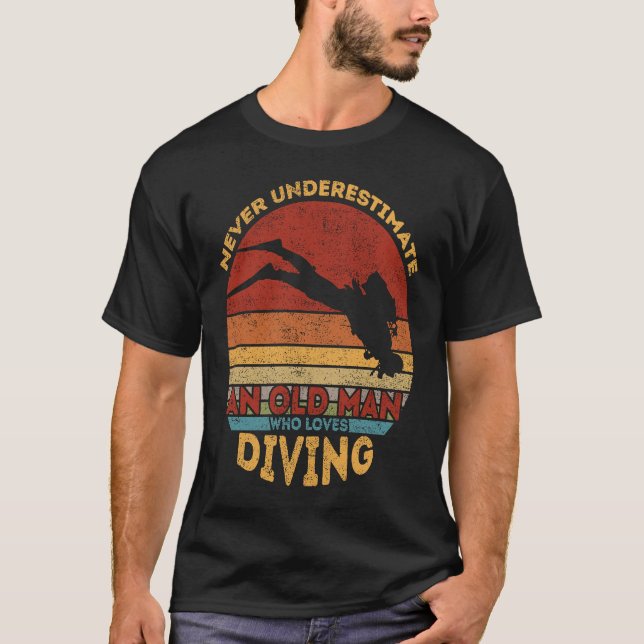 Scuba Diver underskattar aldrig en gammal man som  T Shirt (Framsida)
