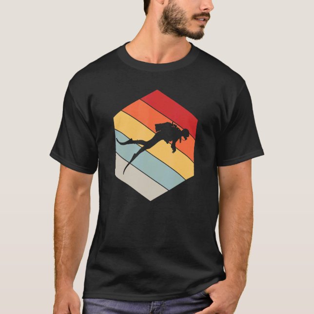 Scuba Diving Divemaster Geometric Distressed Vinta T Shirt (Framsida)