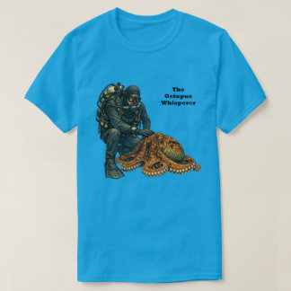 SCUBA-dykande dykare smeker en stor bläckfisk URM T Shirt