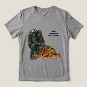 SCUBA-dykande dykare smeker en stor bläckfisk URM T Shirt
