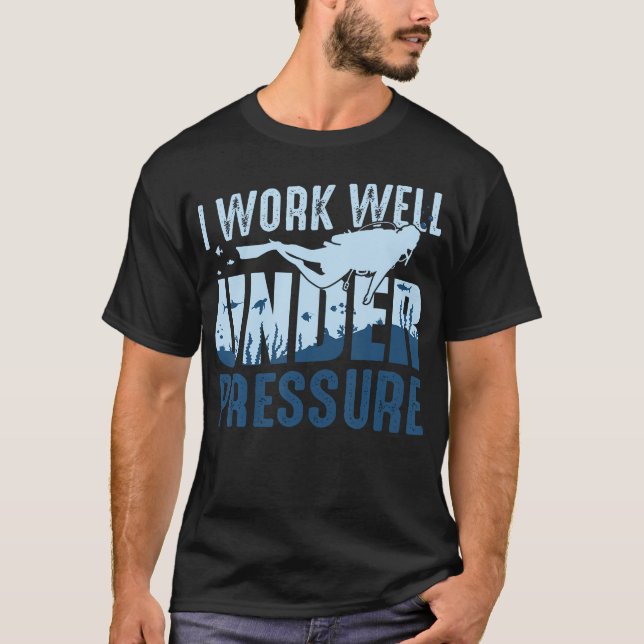 Scuba Dykning Jag Jobbar Under Tryck Instruktör T Shirt (Framsida)