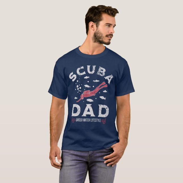 Scuba Pappa Rolig Dykning T Shirt (Hel framsida)