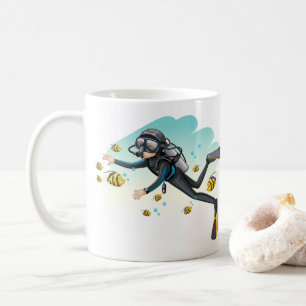 Scubadykare som är undervattens- med fisken kaffemugg