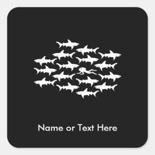 Scubadykaresimning med en skola av hajar fyrkantigt klistermärke