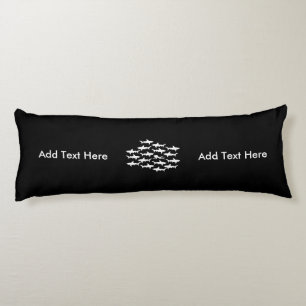 Scubadykaresimning med en skola av hajar kroppskudde