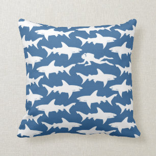 Scubadykaresimning med skolar av hajar kudde