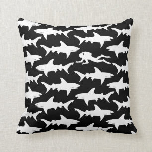 Scubadykaresimning med skolar av hajar kudde