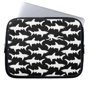 Scubadykaresimning med skolar av hajar laptop sleeve