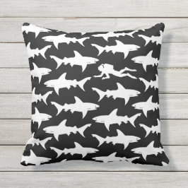 Scubadykaresimning med skolar av hajar utomhuskudde