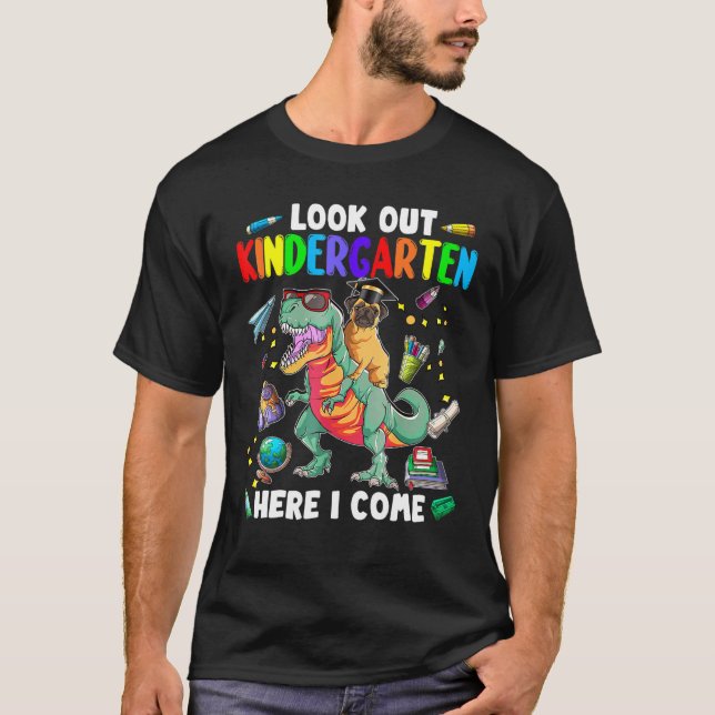 Se Kindergarten här i Kom Dinosaur Pug Hund T Shirt (Framsida)