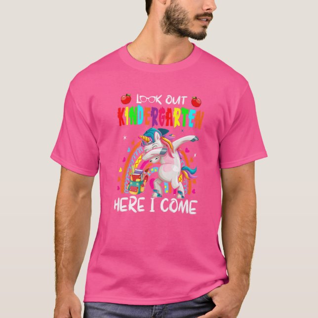 Se Kindergarten i Kom Dabbing Unicorn Rain T Shirt (Framsida)