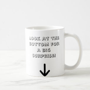 Se längst ner för en stor överrrakning! kaffemugg