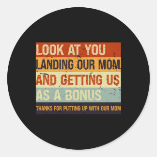 Se på när du landar i Mamma och får oss som en bo Runt Klistermärke