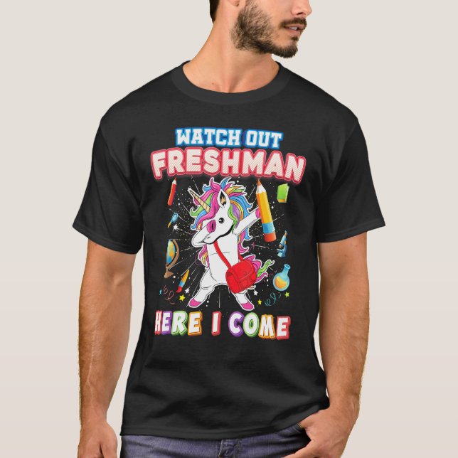 Se upp Freshman här i Kom Dabbing Unicorn Loo T Shirt (Framsida)
