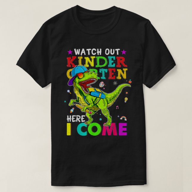 Se upp Kindergarten här i Kom Dinosaurs bak T Shirt (Design framsida)