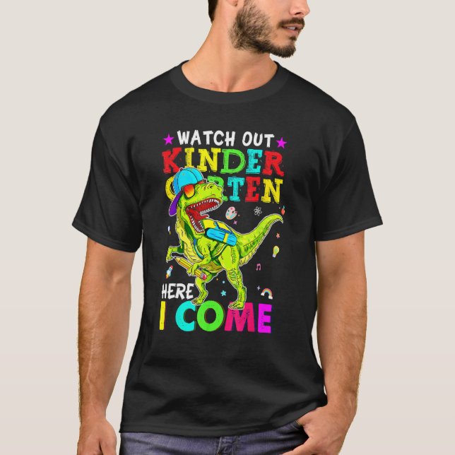 Se upp Kindergarten här i Kom Dinosaurs bak T Shirt (Framsida)