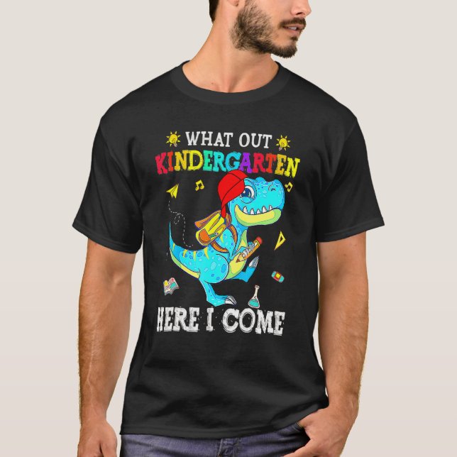 Se upp Kindergarten här i Kom Dinosaurs bak T Shirt (Framsida)
