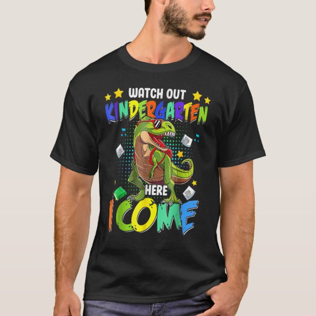 Se upp Kindergarten här i Kom Dinosaurs bak T Shirt (Framsida)