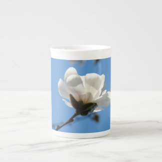 Se upp mot himlen och sjung! Magnoliablommor Benporslin Mugg