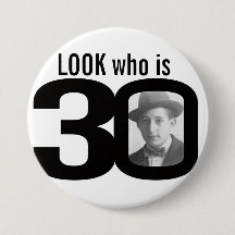 Se vem är 30 som det svartvita fotoet