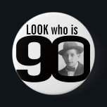 Se vem är 90 som det svartvita fotoet knapp<br><div class="desc">Fira en 90:e födelsedag med denna roliga look som är emblem för 90 foto/knäppas. Personifiera detta ålderemblem med en fotografera av den födelsedagpojken eller flickan. Underbar idé för att tillfoga någon roligt till en födelsedagsfest. Vara kan van vid showbebisfoto eller andra roliga eller pinsamma foto över dina åttionde år för...</div>