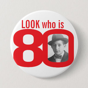Se vem är rött foto 80 och vit knäppas/emblem knapp