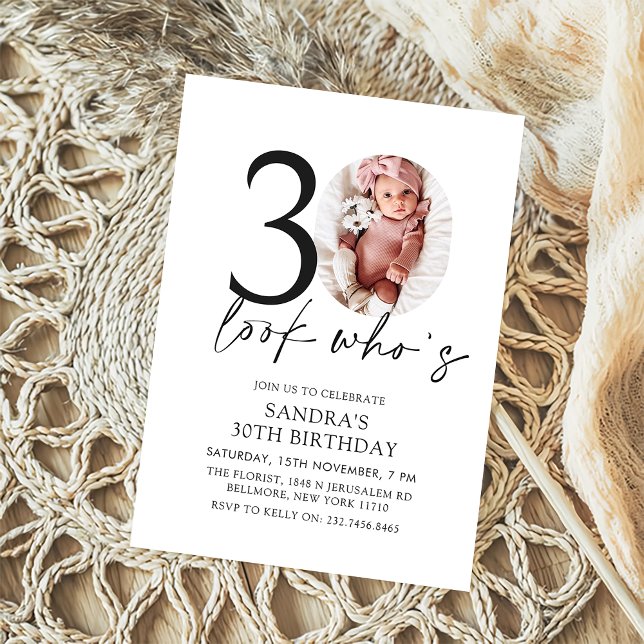 Se vem som är 30 Modern Simple Photo 30års födelse Inbjudningar (Skapare uppladdad)