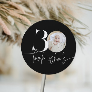 Se vem som är 30 Modern Simple Photo 30års födelse Runt Klistermärke
