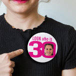 Se vem som är 30 rosa vit 30års födelsedag knapp<br><div class="desc">Fira ett 30års födelsedag med den här roligten, ljusstark rosa och vitt utseende, vem som är 30 lägger till din egen fotobricka/knapp. Anpassa denna milstolpe till tre decenniers åldersbricka med ett foto av födelsedagspojken eller flickan. Underbar idé om hur du lägger till lite roligt i en födelsedagsfest. Kan användas för...</div>