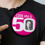 Se vem som är 50 fotovita shock rosa knapp<br><div class="desc">Fira en 50:e födelsedag med den här roligtens shock rosa och vita utseende som är 50 kartknappar. Anpassa den här åldersbrickan med ett foto av födelsedagsflickan. En underbar idé för att lägga till viss roligt i en födelsedagsfest. Det kan också användas för att visa foton eller andra roligtar från baby...</div>