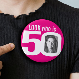 Se vem som är 50 fotovita shock rosa knapp
