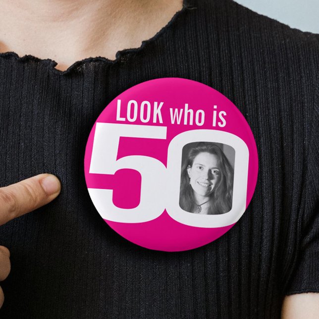 Se vem som är 50 fotovita shock rosa knapp (Skapare uppladdad)