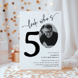Se vem som är 50! Modern foto 50:e födelsedagen Inbjudningar<br><div class="desc">Fira de stora 5-0 i stil med vår "Titta vem som är 50" Party Inbjudan. Varje inbjudan har ett enastående skript för svartkursiv serif-teckensnitt och kalligrafi av elegant, som ställs in mot en minimalistisk vit bakgrund. Pièce de résistance? Ett foto av födelsedagsklubben i nollposition! Dessa inbjudningar är perfekt för alla...</div>