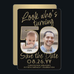 Se vem som är 50 svarta och Guld 2-foto-Födelsedag Spara Datumet<br><div class="desc">Kolla vem som vrider 50! Familjen Inbjudan och vänner till en kommande 50-årsfirande med anpassningsbar fotot sparar datumfestinbjudningarna. Bilder och formuleringar i den här mallen är enkla att anpassa. (IMAGE PLACEMENT TIP: Ett enkelt sätt att placera ett foto exakt på vilket sätt du vill är att lägga upp det i...</div>