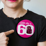 Se vem som är 60 anpassningsbars fotovit rosa 60:e knapp<br><div class="desc">60-årsdagars shock rosa av roligt med vit text ser ut som en 60-stifts badge-knapp. Anpassa den här åldersbrickan med ett foto av födelsedagsflickan. En underbar idé för att lägga till lite roligt i en sextionde födelsedagsfest. Det kan också användas genom att köpa flera stift för att visa baby foton eller...</div>