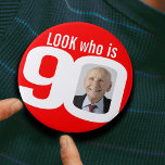 Se vem som är 90-fotoröda och vita knapp/bricka knapp<br><div class="desc">Fira en 90:e födelsedag med den här roligten som ser ut som 90 ljusröda brickor/knapp. Anpassa den här åldersbrickan med ett foto av födelsedagspojken eller flickan. Underbar idé om du vill lägga till roligt i en födelsedagsfest. Kan användas för att visa foton eller andra roligtar i baby eller pinsamma foton...</div>
