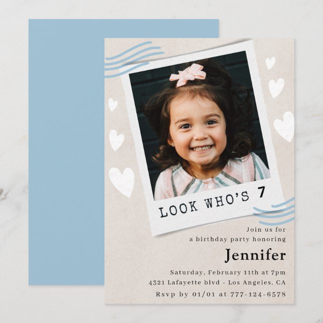 Se vem som fyller 7 födelsedagsinbjudningar inbjudningar (Fram/baksida)