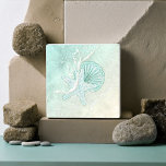 Sea Foam Beach Wedding Starfish ID837 Kakelplatta<br><div class="desc">En vattenfärg struktur i de mjuka sjö- och sandnydlarna är bakgrunden till havs-inslag,  såsom stjärnfisk och sjöhäckar som har förbättrats med vågar i havsskum för att skapa denna slående keramiska plattform. Sök i ID837 om du vill se alla samordnande delarare i den här uppsättningen.</div>