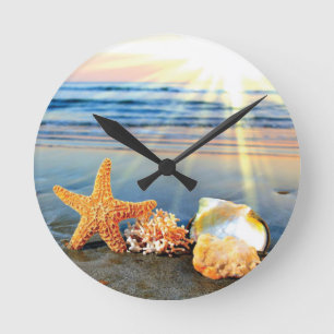 Sea shells and starfish on beach rund klocka