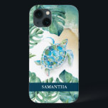 Sea Turtle Beachy Anpassningsbar Phone Case<br><div class="desc">Den här anpassningsbarna har en havssköldpadda med vattenfärg,  kustnära och tropiska monstera handflatan löv. Anpassa med ditt namn i vitt över en marin blå bakgrund. Bild och design av Victoria Grigaliunas. För att se fler fall av sjö- och näsliv som t.ex.</div>