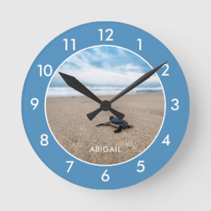Sea Turtle on Beach Anpassningsbar Round Clock Rund Klocka