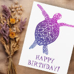 Sea Turtle Tortoise GRATTIS PÅ FÖDELSEDAGEN! Lila Vykort<br><div class="desc">Kolla in den här vackra konsten,  hand som jag har gjort åt dig! Du kan gärna lägga till en egen text eller ändra färg. Besök min butik för mer! Om du vill ha någon anpassningsbar,  så kontakta mig,  så finns min kontaktinformation på min kundsida.</div>