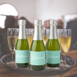 Seafoam Stylized Script Bröllop Bridesmaid<br><div class="desc">Självhäftande etiketter för bröllop minismousserande vin flaskor som har ett trendig,  skalbagge färg tillsammans med "Bridesmaid" tryckt i vitt,  stiliserat skript. En underbar idé när du lägger ut dina brudtärnor och planerar för en bachelorette-fest!</div>