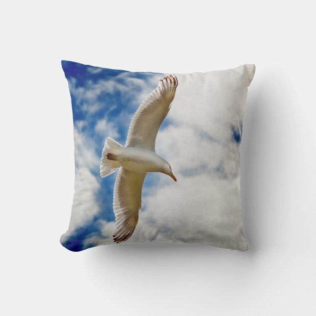Seagul i flyg med blå himmel och vit fördunklar, kudde (Framsida)