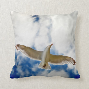 Seagul i flyg med blå himmel och vit fördunklar, kudde